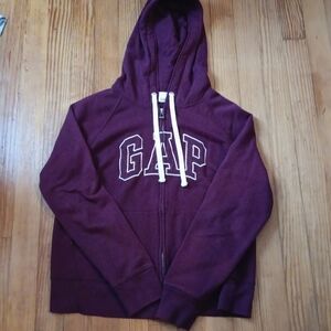 Gap small women's zip up hoodie. Maroon color